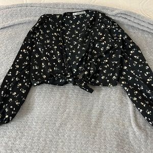 Abercrombie and Fitch black silk floral tie blouse size xsmall long sleeve crop
